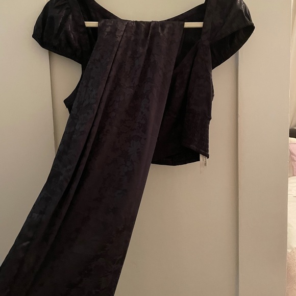 Elegant Black Skirt And Top Set - Picture 2 of 5